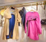 <strong>2号站登陆搬空服装店 200套女装一套不剩</strong>